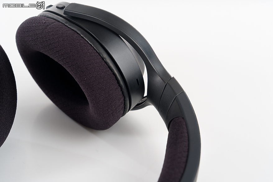 Razer BARRACUDA X CHROMA Black Edition｜炫彩自由切換音樂與遊戲聆聽情境