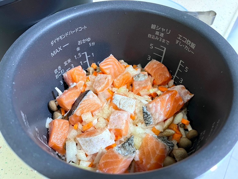 我成功做出日式鮭魚炊飯了!