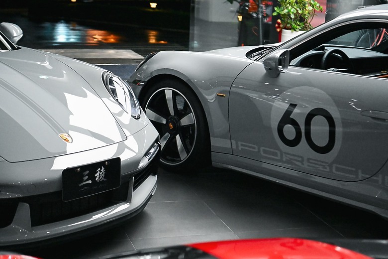 點我看大圖 在台灣,兩台相同選色相同內裝的911 Sport Classic同框機率是多少?