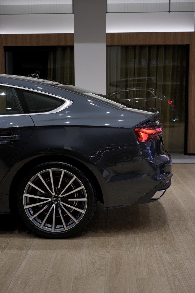 Audi A5 Sportback 40 TFSI｜金屬曼哈頓灰 Manhattan Grey H1｜實車照片分享