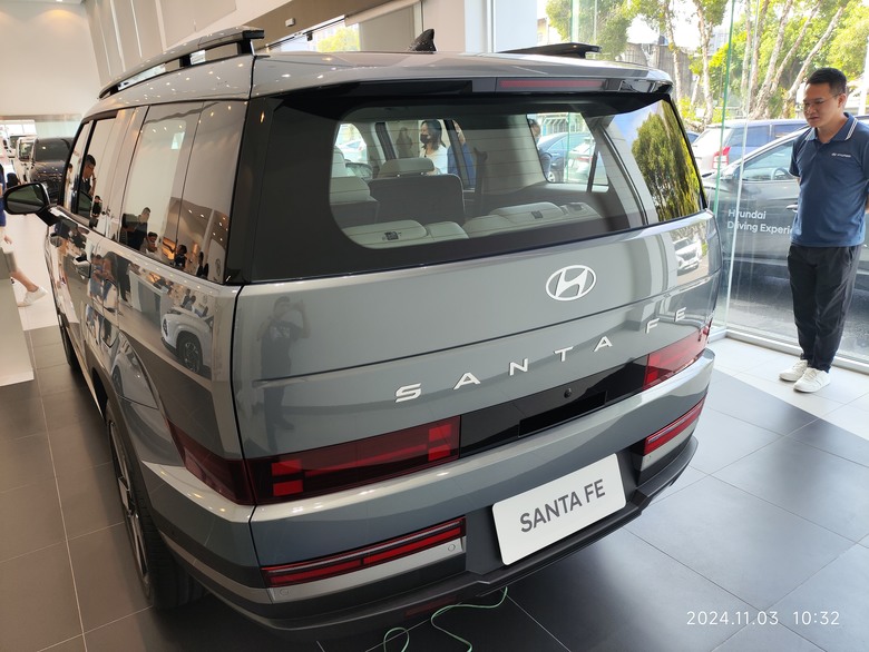 santa fe 藍色跟型錄上的藍差很大，實車藍好看！！