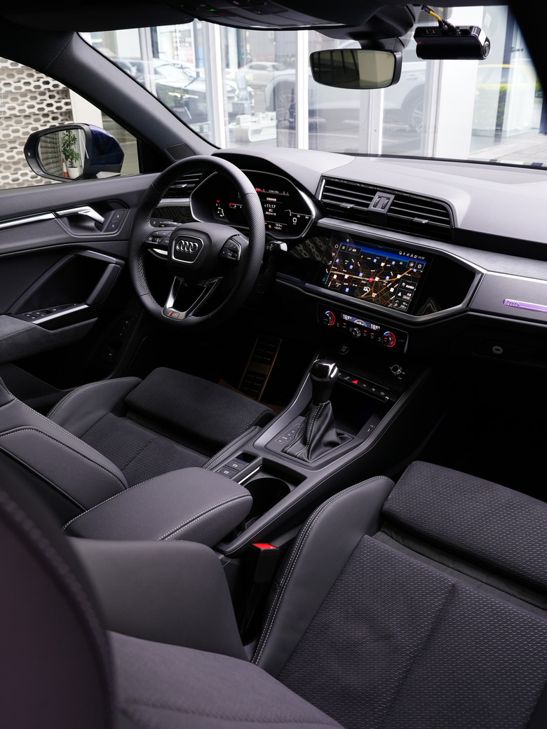 Audi Q3 Sportback 35 TFSI S line｜金屬星際藍 Navarra Blue 2D｜交車照片分享