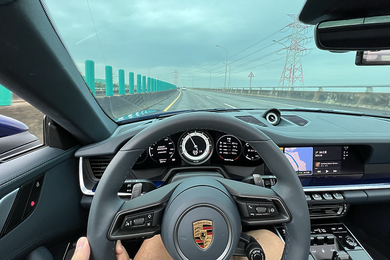 點我看大圖 在台灣,兩台相同選色相同內裝的911 Sport Classic同框機率是多少?