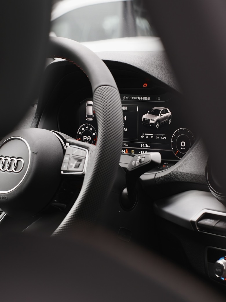 Audi Q2 35 TFSI advanced｜金屬神迷黑 Mythos Black 0E｜交車照分享