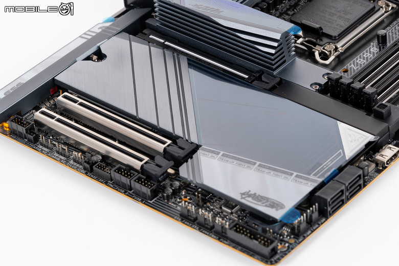 Gigabyte Z890 AORUS MASTER 主機板開箱 以海量周邊連接與 AI 超頻輔助功能打造全方位平台