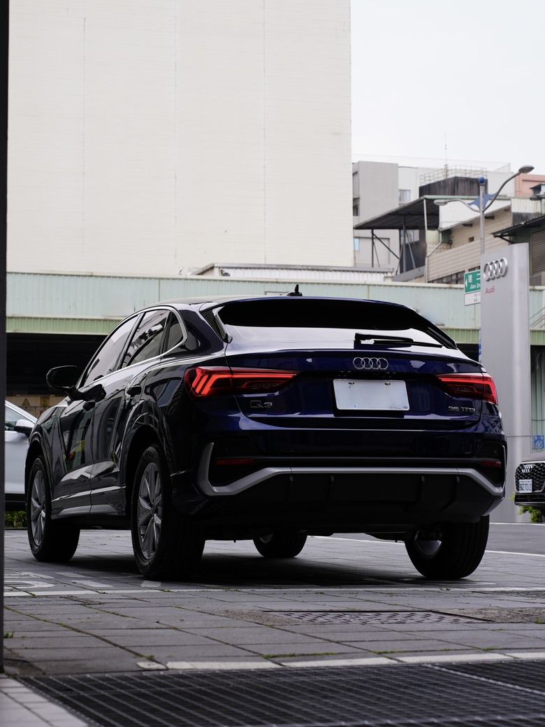 Audi Q3 Sportback 35 TFSI S line｜金屬星際藍 Navarra Blue 2D｜交車照片分享
