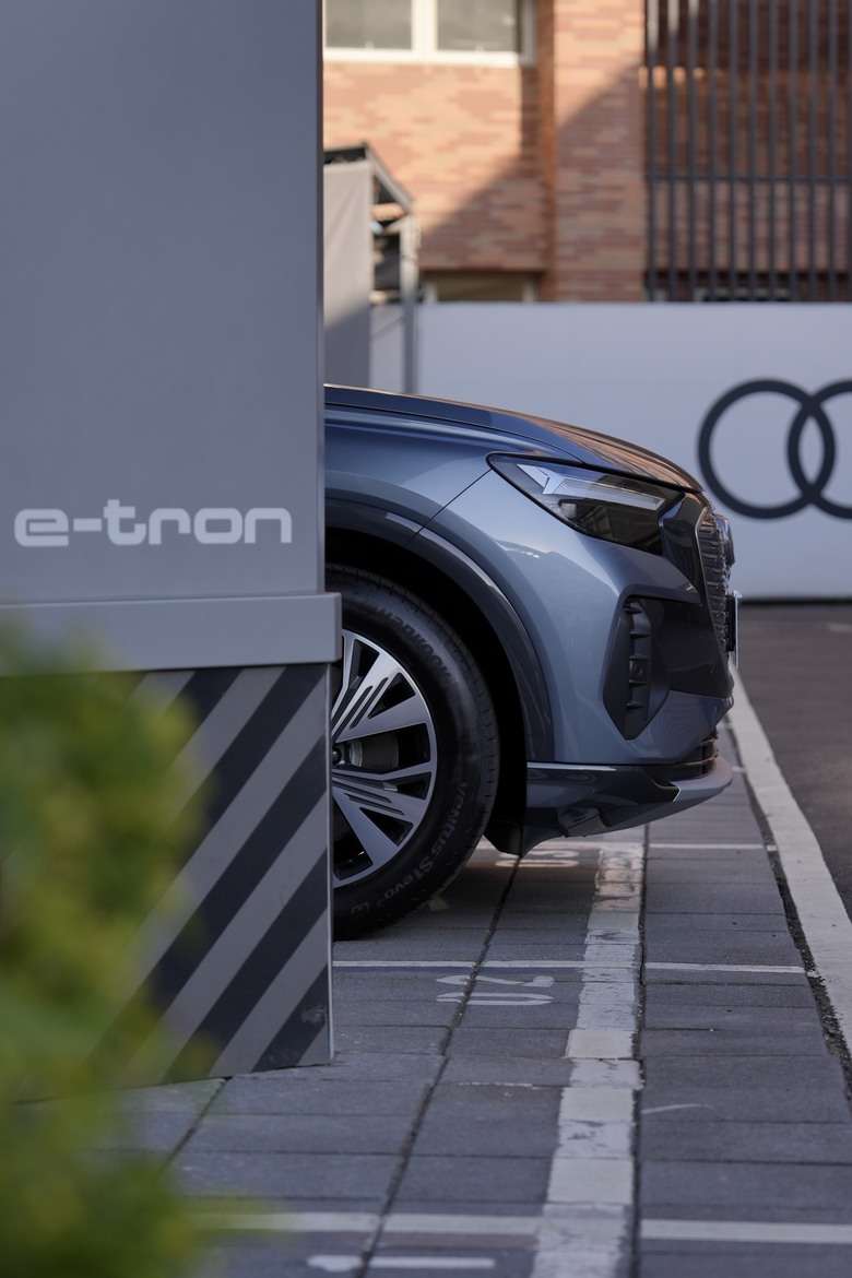 Audi Q4 e-tron 45 advanced｜澄藍啟程，醫者之心｜交車照片分享