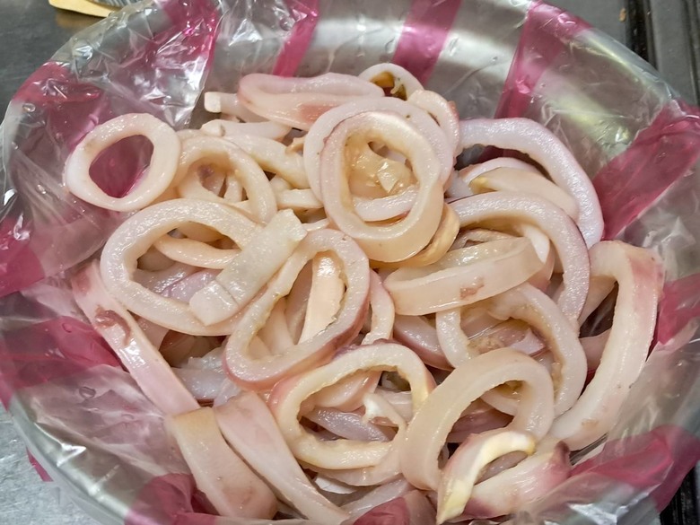 點我看大圖 又見加了保水劑的魷魚圈,還明顯偷斤減兩。 產地:中共國。