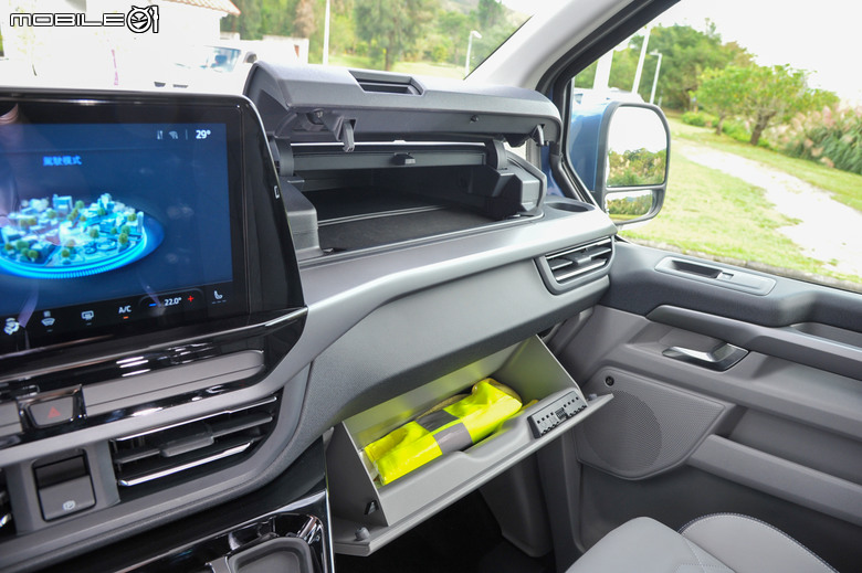Ford Tourneo Custom 福特旅行家 Bus Titanium 8座試駕｜豐富的座椅機能、超大空間就是好用！