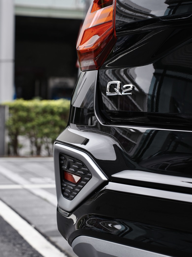 Audi Q2 35 TFSI advanced｜金屬神迷黑 Mythos Black 0E｜交車照分享