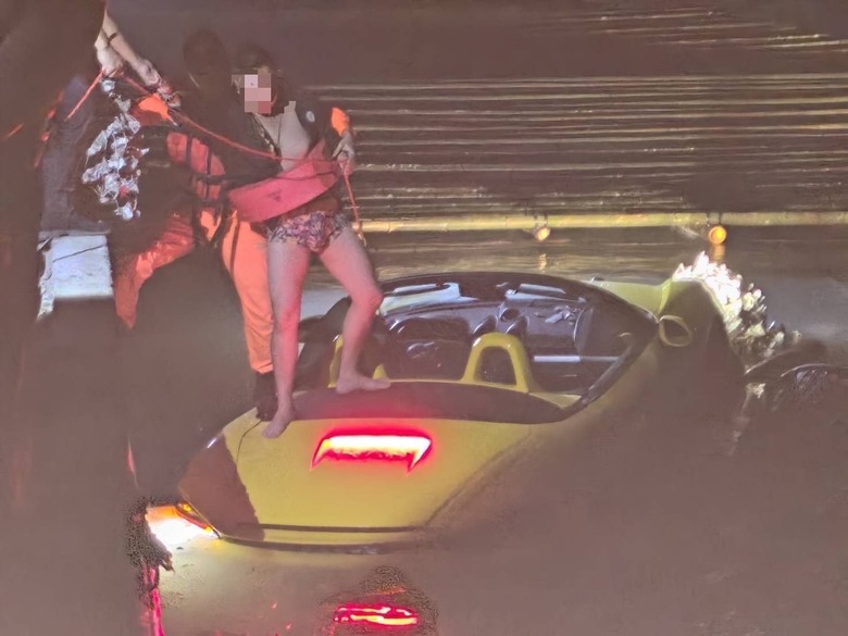 保時捷開進海上，花內褲男站車上待救