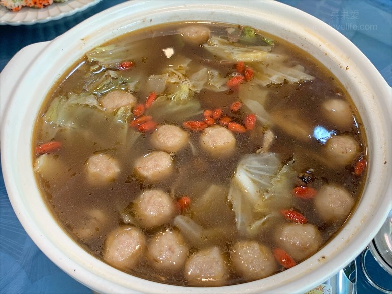 點我看大圖 是水產店也是海產店,餐廳以預約制訂餐,沒有固定菜單,餐點色香味俱全,絕不能錯過先滷後炸的香酥鴨