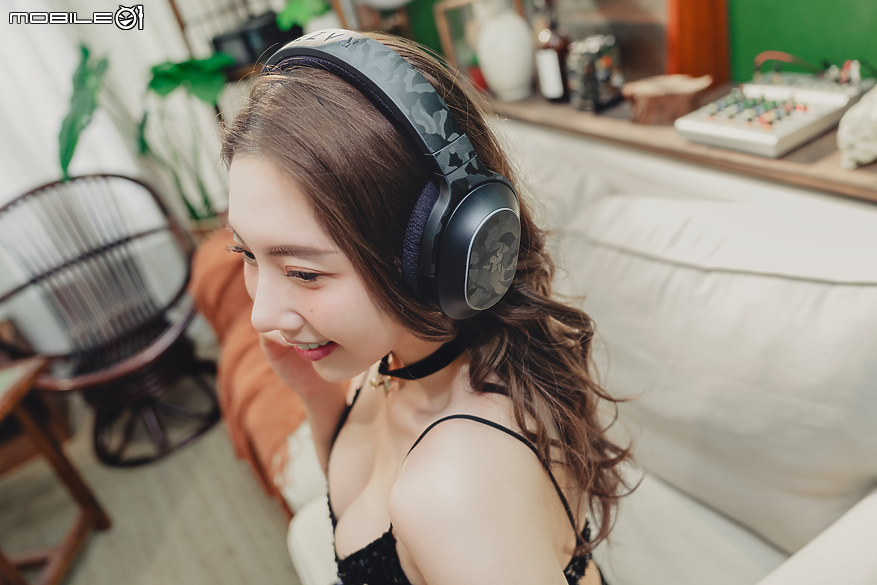 點我看大圖 Razer BARRACUDA X CHROMA Black Edition|炫彩自由切換音樂與遊戲聆聽情境