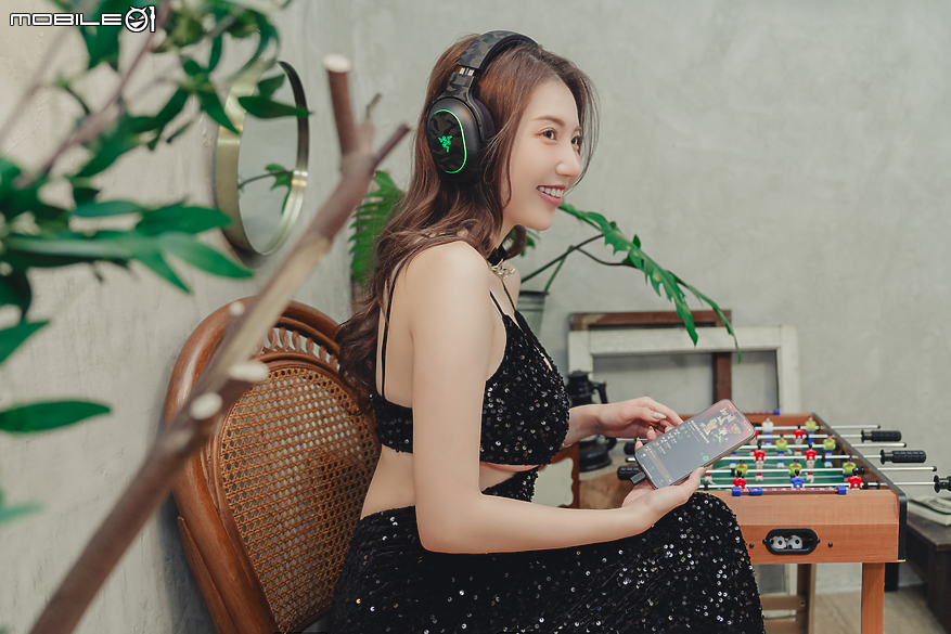 點我看大圖 Razer BARRACUDA X CHROMA Black Edition|炫彩自由切換音樂與遊戲聆聽情境