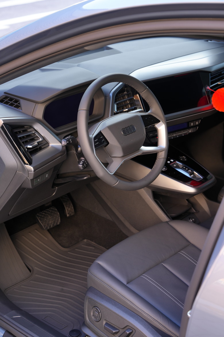 Audi Q4 e-tron 45 advanced｜澄藍啟程，醫者之心｜交車照片分享