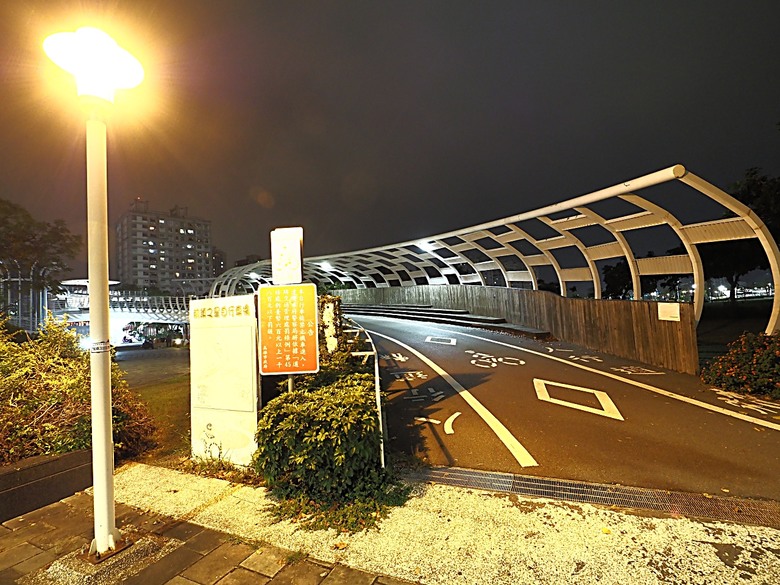 凹子底森林公園之【2024高雄萬聖節-大南瓜你搞怪一起嗨!】、王氏昆仲公園、前鎮之星、高雄捷運凱旋站【星太郎主題車站】、凹子底站【蜜柑站長xㄇㄚˊ幾兔主題車站】,附掛人氣餐廳「醉便宜(高雄延吉店)」 — 高雄捷運與江之電的聯名車站集章活動 — 讓紀念章帶路玩耍去(2)