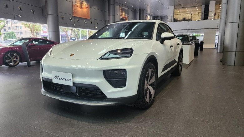 在高雄展間遇見Macan EV