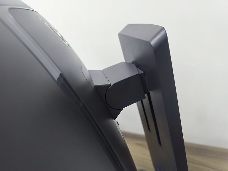 點我看大圖 前所未有的視覺體驗 LG UltraGear 34吋 OLED曲面螢幕開箱