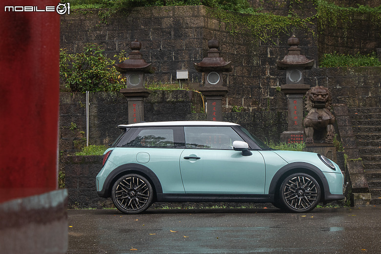MINI Cooper S 大改款試駕|處處看得見改變,開起來一樣好玩!