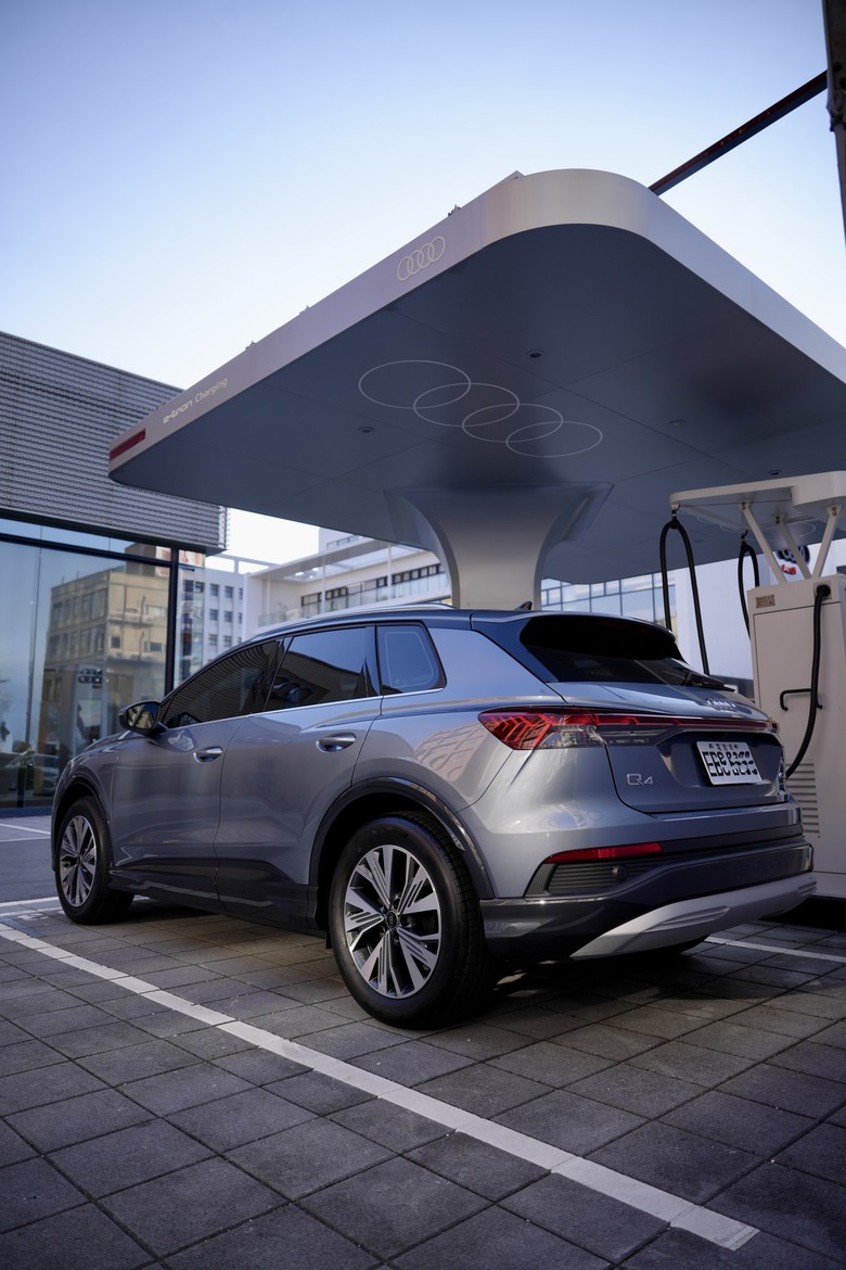 Audi Q4 e-tron 45 advanced｜澄藍啟程，醫者之心｜交車照片分享