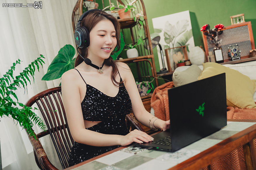 點我看大圖 Razer BARRACUDA X CHROMA Black Edition|炫彩自由切換音樂與遊戲聆聽情境