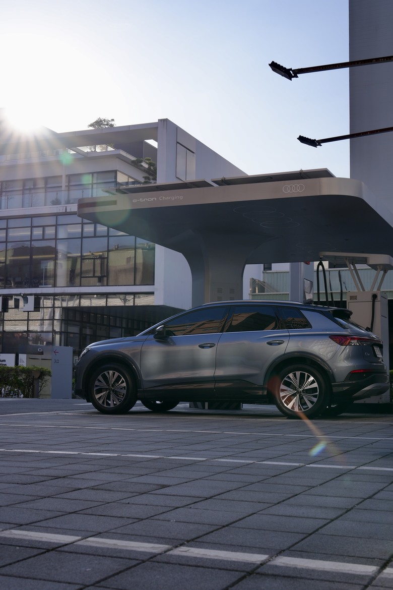 Audi Q4 e-tron 45 advanced｜澄藍啟程，醫者之心｜交車照片分享