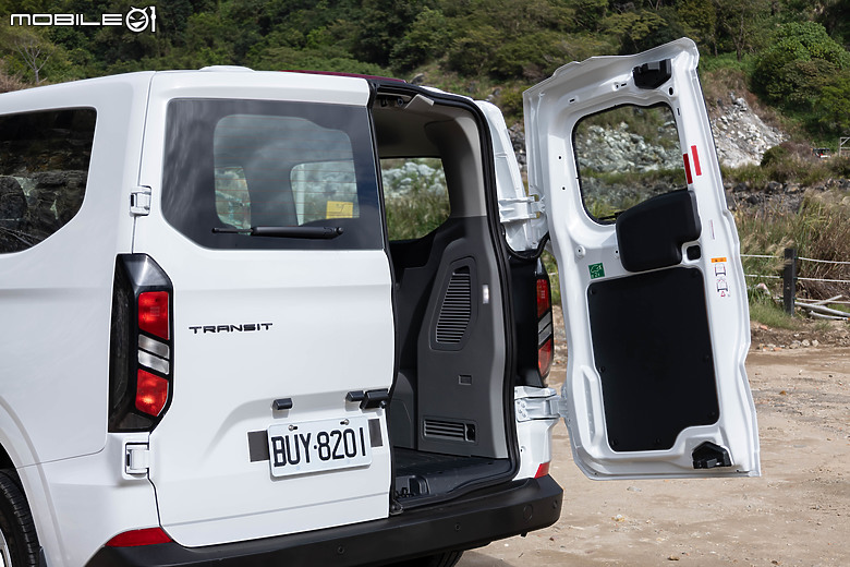 Ford Tourneo Custom 福特旅行家 Kombi Trend 六座試駕|同級少見對開尾門,載人載貨兩相宜!