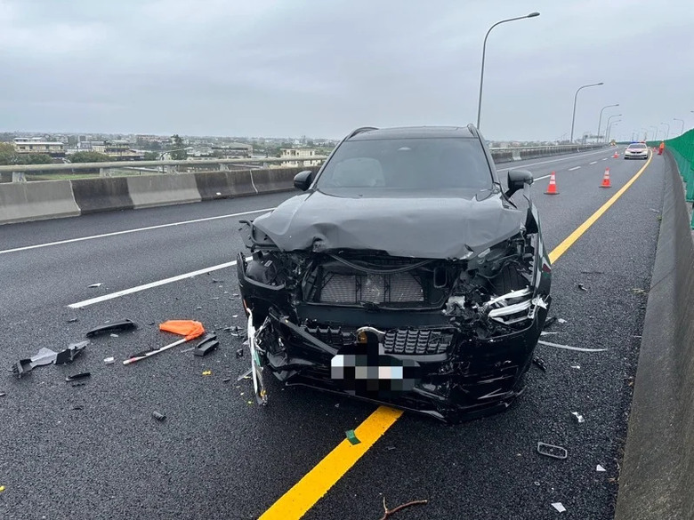 Volvo自駕，衝撞蠍子車