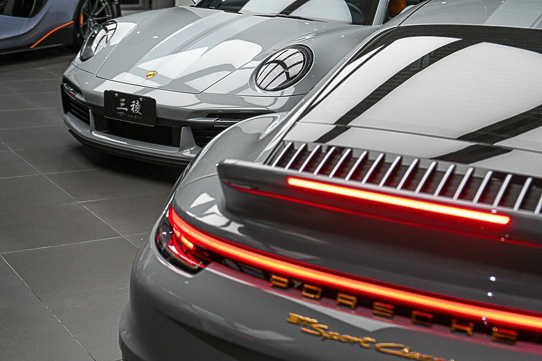 點我看大圖 在台灣,兩台相同選色相同內裝的911 Sport Classic同框機率是多少?