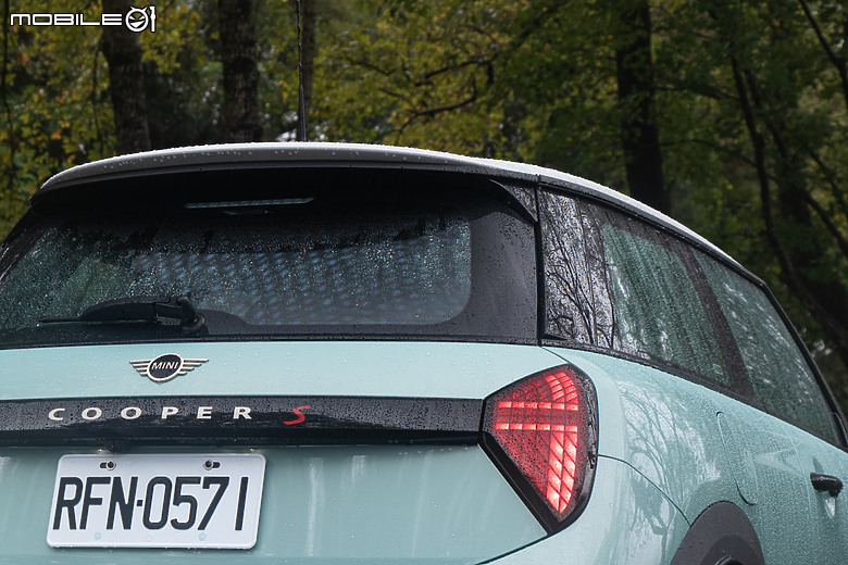 MINI Cooper S 大改款試駕|處處看得見改變,開起來一樣好玩!