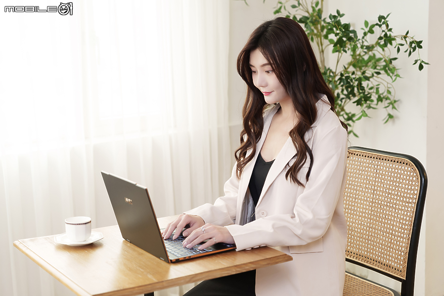 點我看大圖 MSI Summit 13 AI+ EVO A2VM|AI 驅動全日續航與行動高效的智慧夥伴