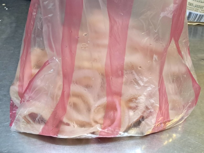 點我看大圖 又見加了保水劑的魷魚圈,還明顯偷斤減兩。 產地:中共國。