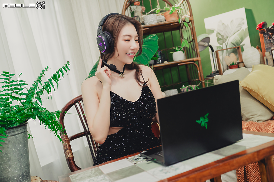 點我看大圖 Razer BARRACUDA X CHROMA Black Edition|炫彩自由切換音樂與遊戲聆聽情境