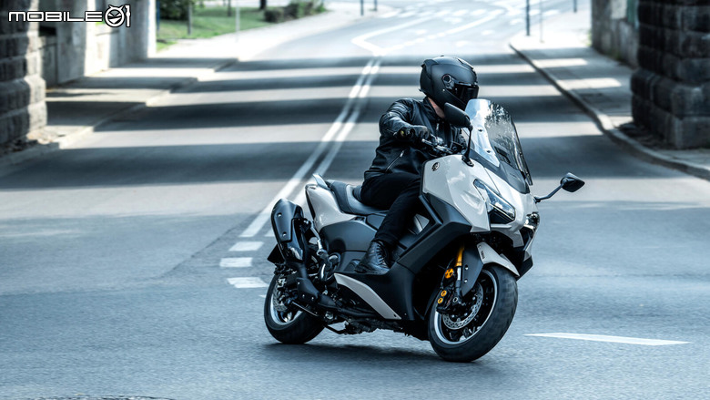 【海外新訊】Yamaha TMAX Tech Max小改發表！面部微整，彎道ABS導入！