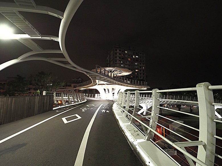凹子底森林公園之【2024高雄萬聖節-大南瓜你搞怪一起嗨!】、王氏昆仲公園、前鎮之星、高雄捷運凱旋站【星太郎主題車站】、凹子底站【蜜柑站長xㄇㄚˊ幾兔主題車站】,附掛人氣餐廳「醉便宜(高雄延吉店)」 — 高雄捷運與江之電的聯名車站集章活動 — 讓紀念章帶路玩耍去(2)