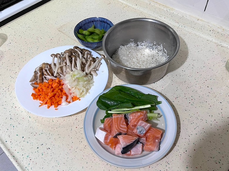 我成功做出日式鮭魚炊飯了!