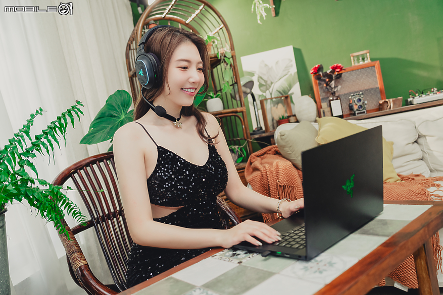 點我看大圖 Razer BARRACUDA X CHROMA Black Edition|炫彩自由切換音樂與遊戲聆聽情境
