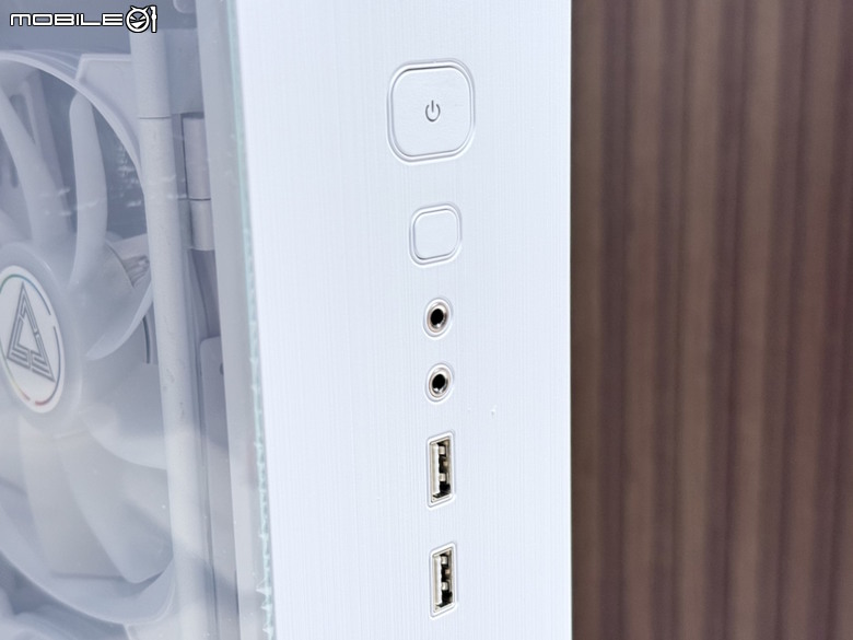直來直往 King 65 Pro 全景玻璃機殼
