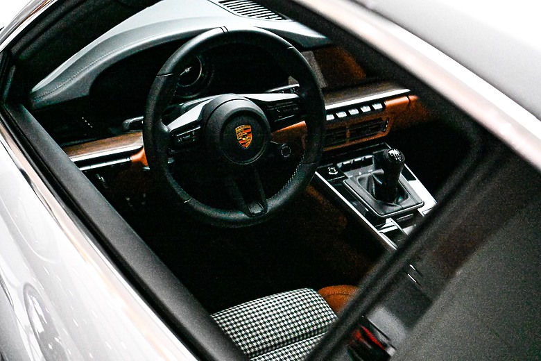 點我看大圖 在台灣,兩台相同選色相同內裝的911 Sport Classic同框機率是多少?