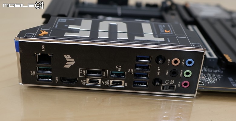 點我看大圖 軍規 TUF 雙 U4 導入 TUF GAMING X870-PLUS WIFI 開箱