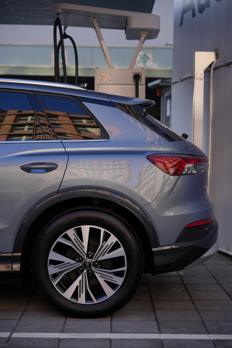 Audi Q4 e-tron 45 advanced｜澄藍啟程，醫者之心｜交車照片分享