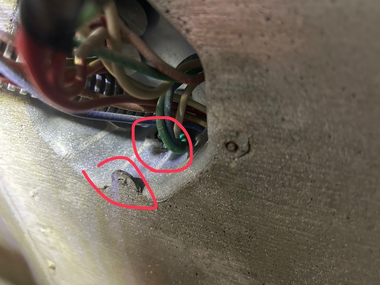 如何判斷 社區頂樓天花板漏水, 是由頂樓管線流下? 還是防水破掉滲下?