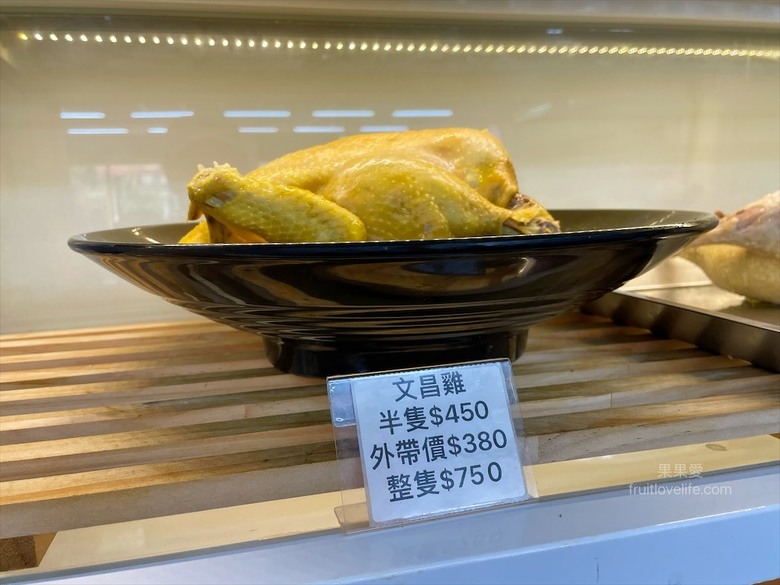 點我看大圖 是水產店也是海產店,餐廳以預約制訂餐,沒有固定菜單,餐點色香味俱全,絕不能錯過先滷後炸的香酥鴨