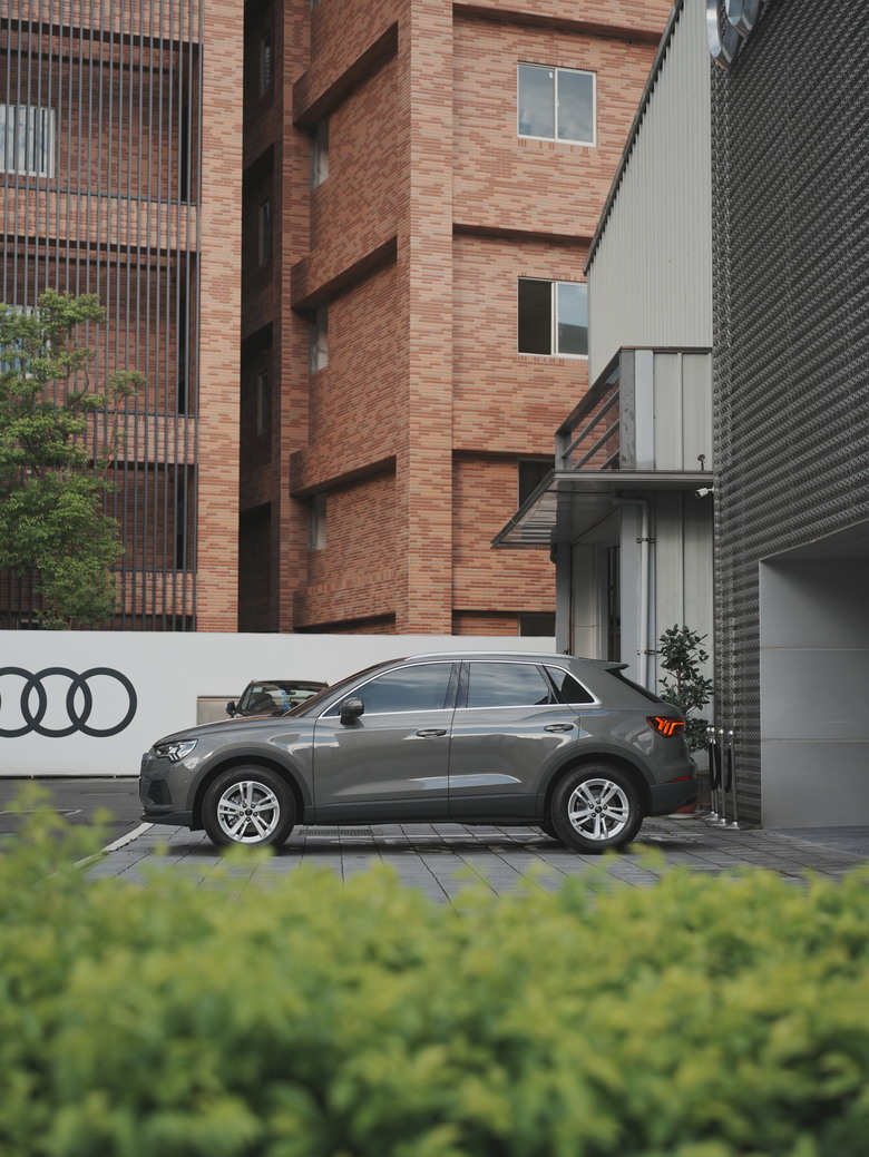 Audi Q3 35 TFSI｜金屬克洛諾斯灰 Chronos Grey Z7｜交車照分享
