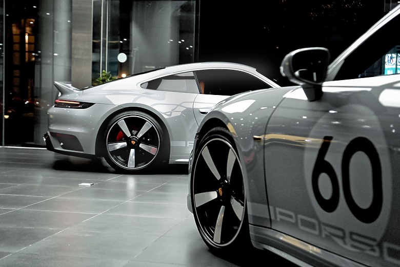 點我看大圖 在台灣,兩台相同選色相同內裝的911 Sport Classic同框機率是多少?