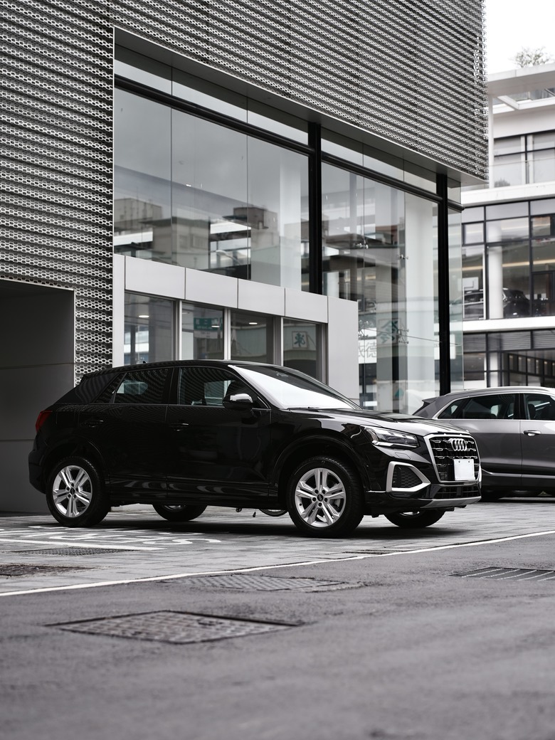 Audi Q2 35 TFSI advanced｜金屬神迷黑 Mythos Black 0E｜交車照分享