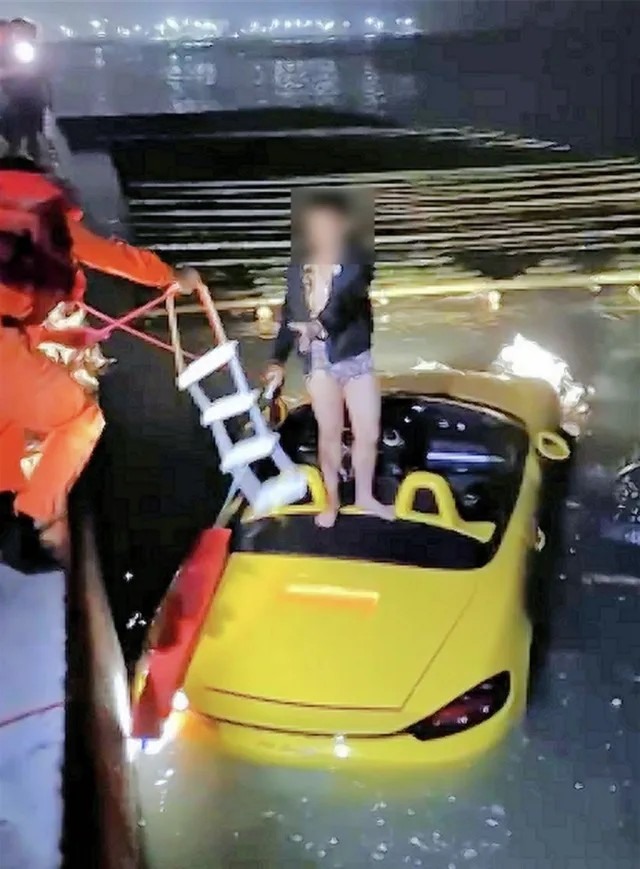 保時捷開進海上，花內褲男站車上待救