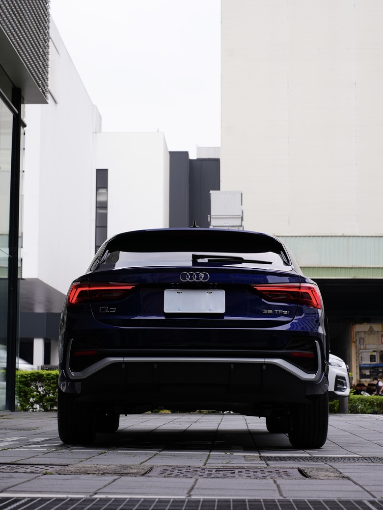 Audi Q3 Sportback 35 TFSI S line｜金屬星際藍 Navarra Blue 2D｜交車照片分享