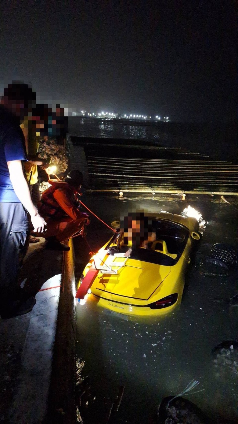 保時捷開進海上，花內褲男站車上待救