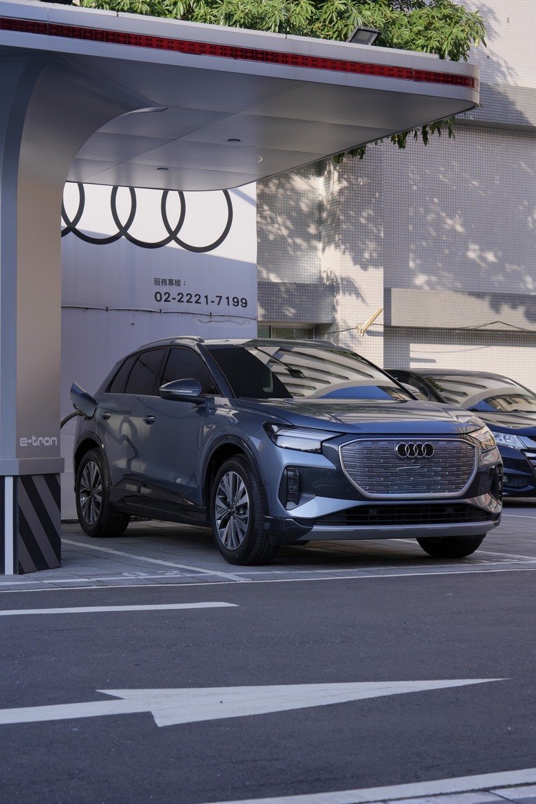 Audi Q4 e-tron 45 advanced｜澄藍啟程，醫者之心｜交車照片分享